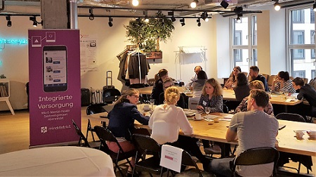 deelnemers aan het symposium discussiëren met elkaar tijdens ronde-tafelsessies